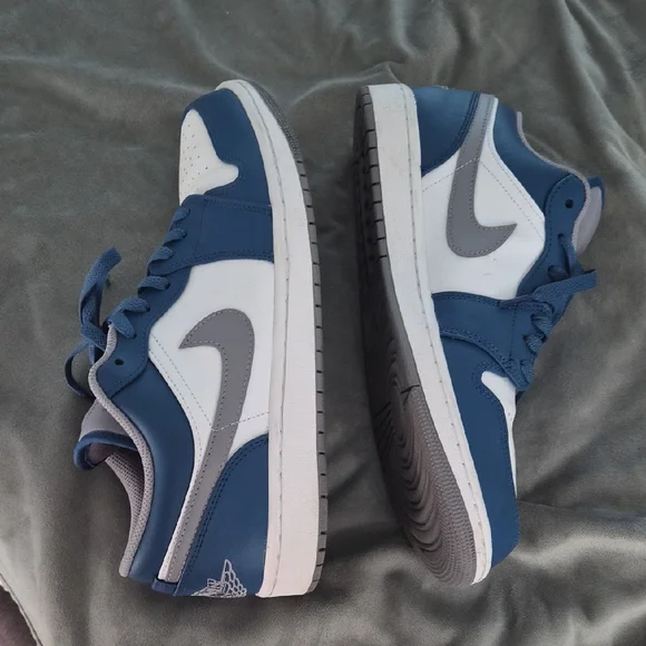Nike Men's Blue and White Sneakers - Picture 1 of 4